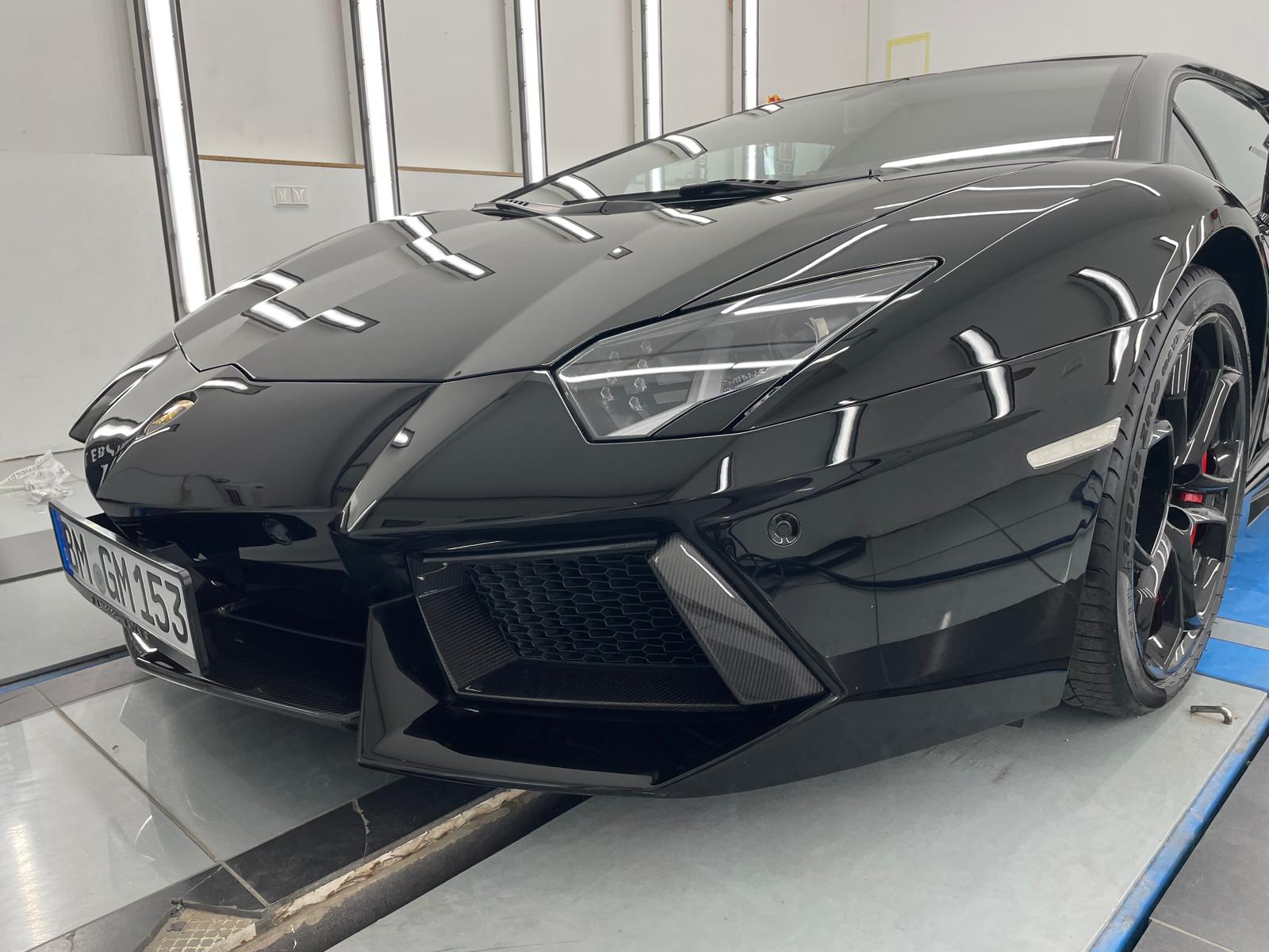 Lamborghini Aventador Front — Hochglanzpolitur