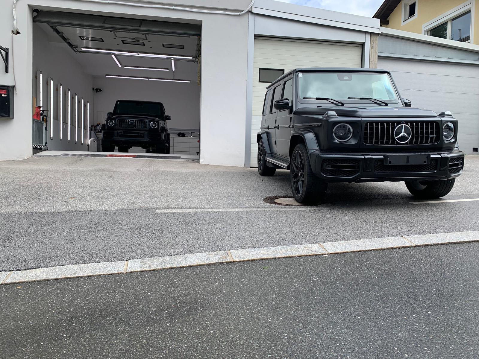 Mercedes-AMG G63 vor der Aufbereitungshalle