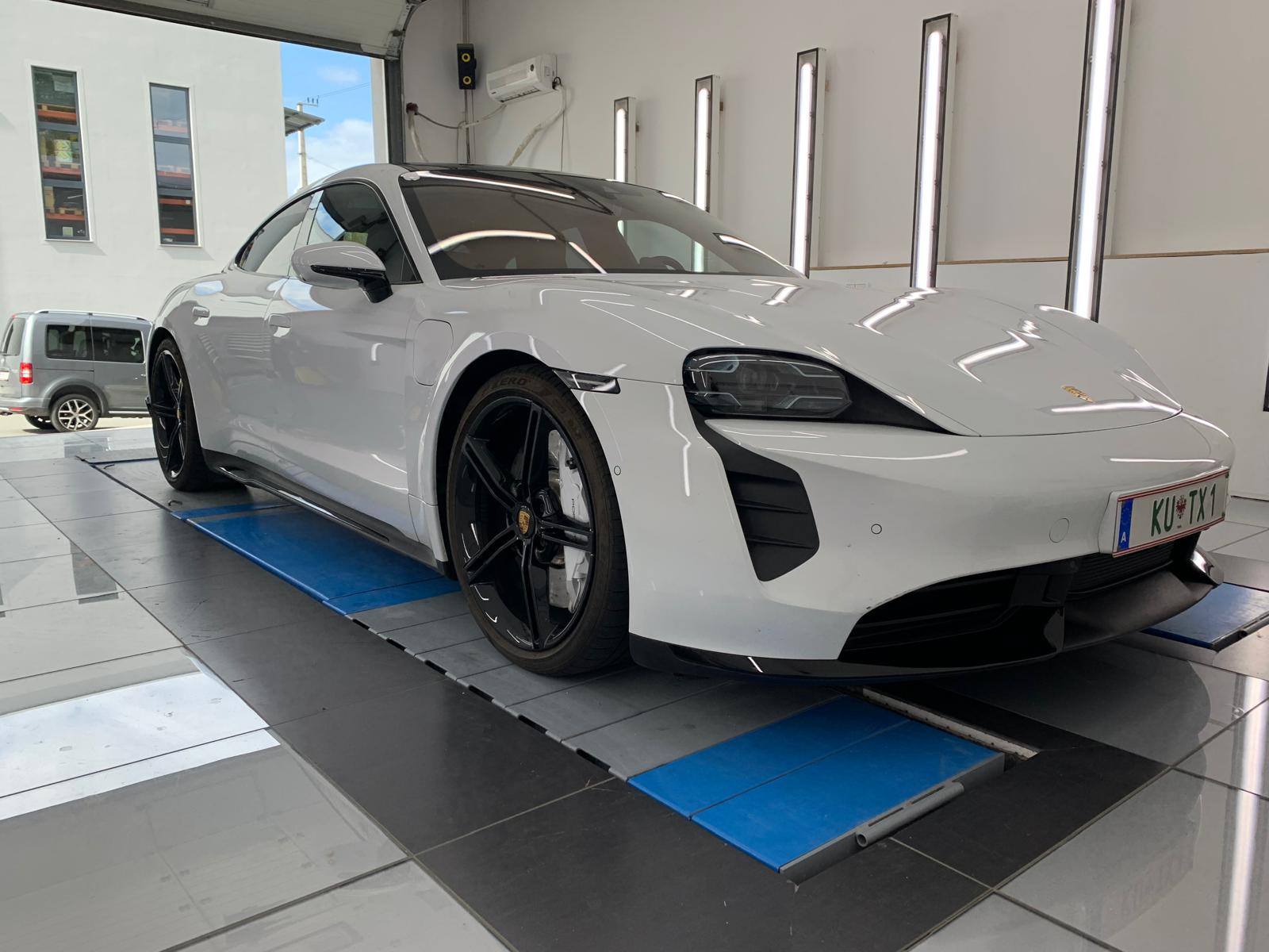 Porsche Taycan in der Aufbereitungshalle